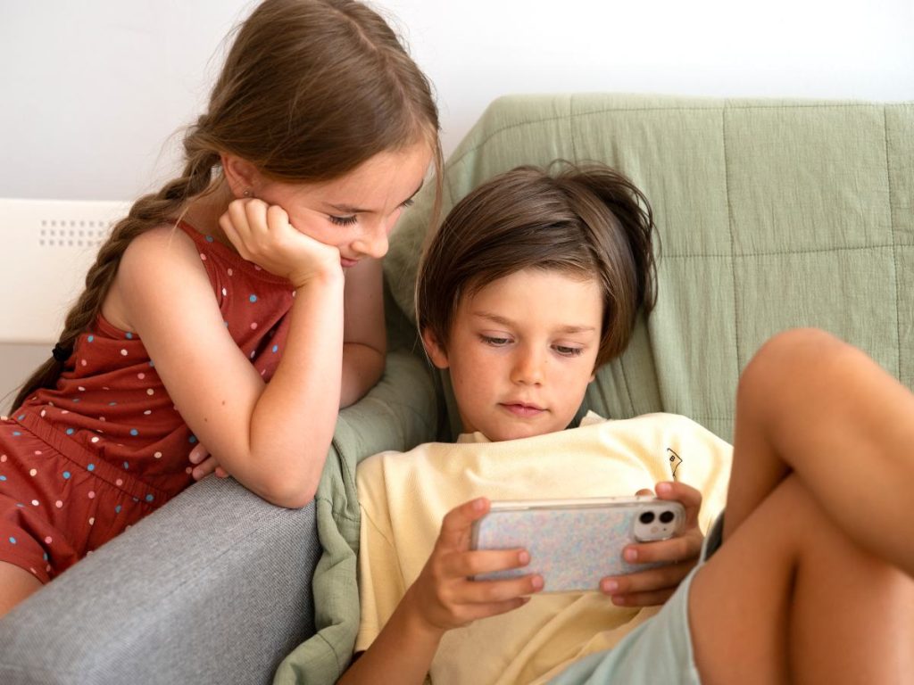 Especialistas advierten que la exposición temprana a dispositivos puede causar retrasos en el lenguaje y dificultades de atención.