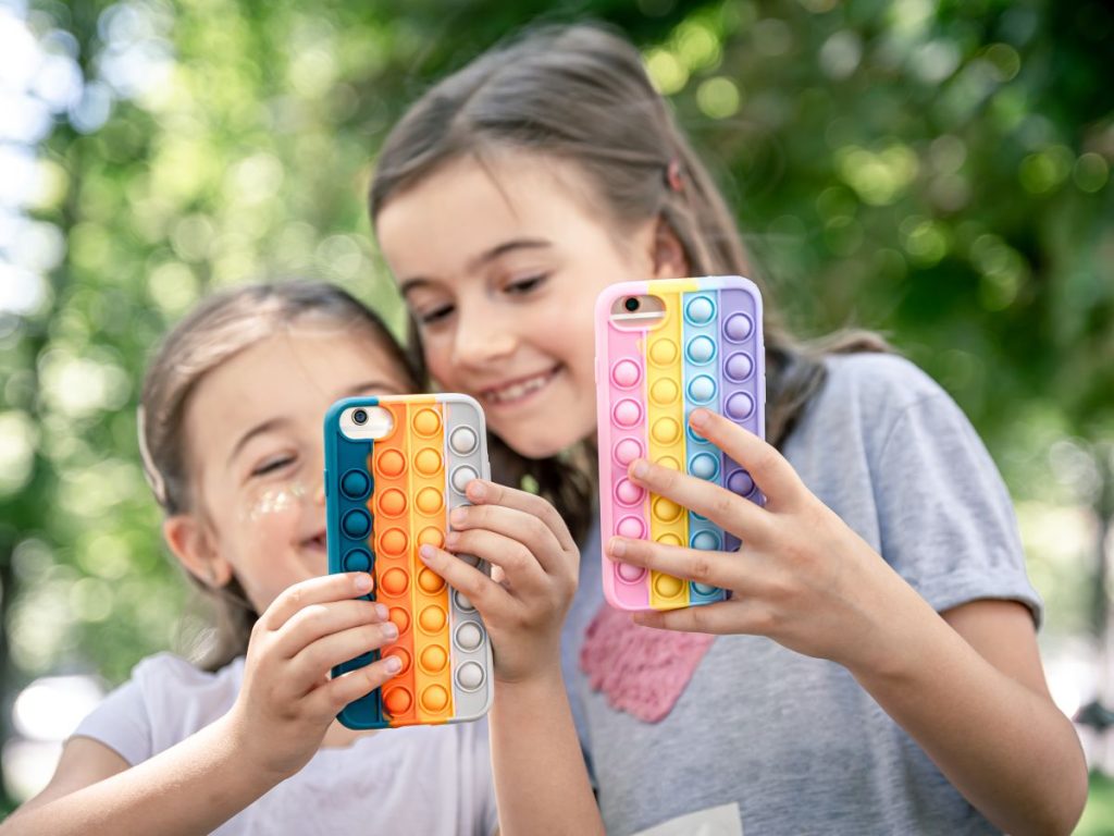 La adicción digital infantil se considera una dependencia no química con efectos comparables al alcoholismo o las drogas.