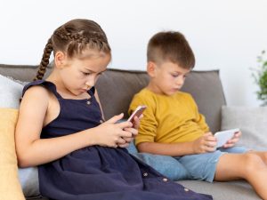 Pantallas afectan lenguaje y conducta en niños, según expertos
