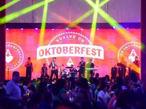 Brindis con estilo. Asistentes aprovechan los múltiples espacios instagrameables para capturar recuerdos inolvidables del Oktoberfest.