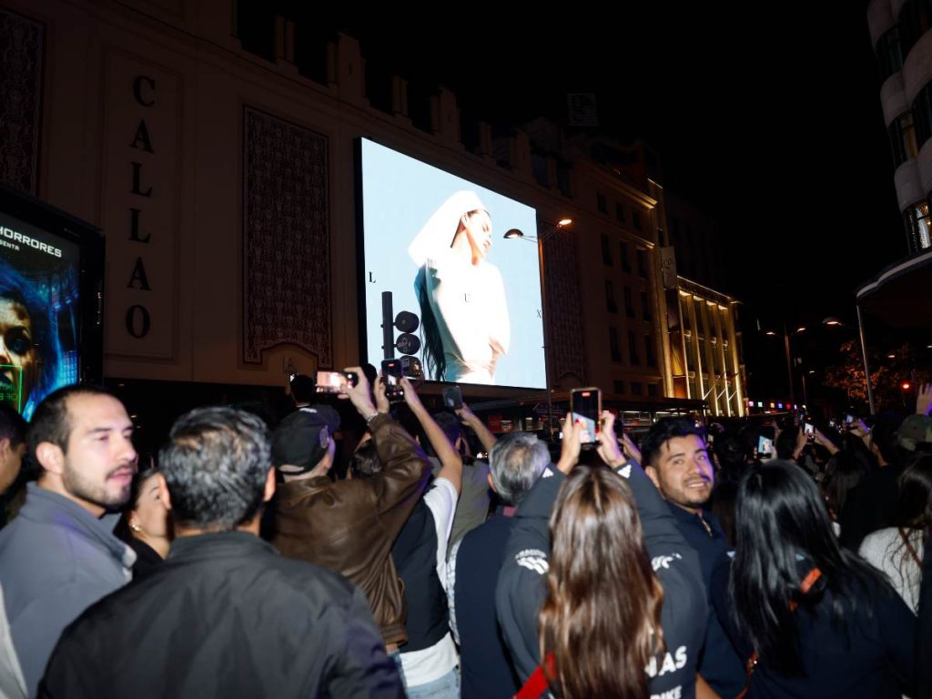 La artista Rosalía en la plaza de Callao en una aparición sorpresa para presentar su cuarto álbum, este lunes en Madrid.