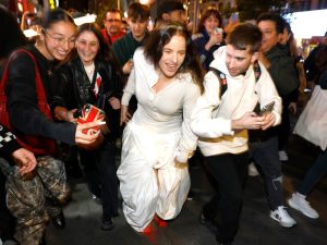 La artista española Rosalía reacciona este lunes, en una aparición sorpresa para presentar su cuarto álbum, en Madrid (España).