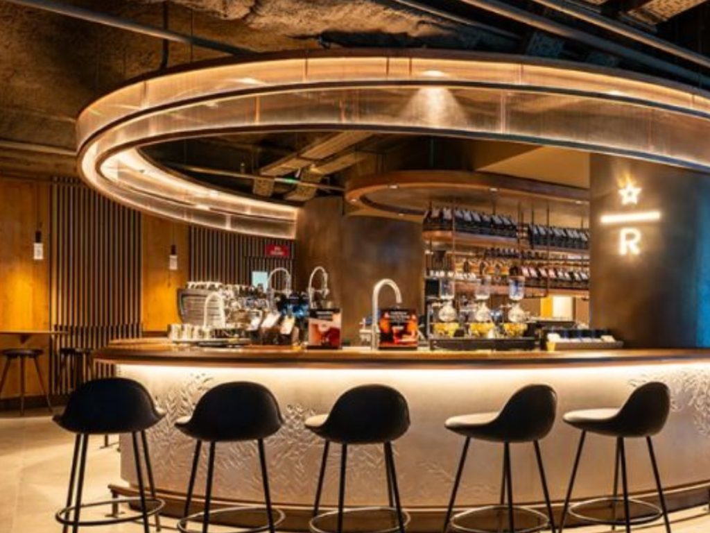 La tienda insignia de Starbucks en el Santiago Bernabéu, Madrid, es considerada un destino global por su diseño y experiencias exclusivas. Foto/ starbucks.es
