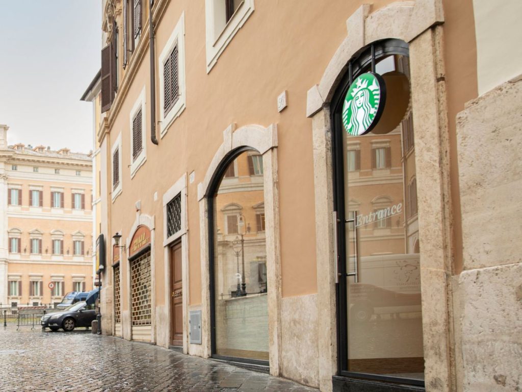 La Piazza San Silvestro en Roma alberga la única tienda insignia de Starbucks en Italia, inspirada en la historia y el agua de la ciudad. Foto/ stories.starbucks.com