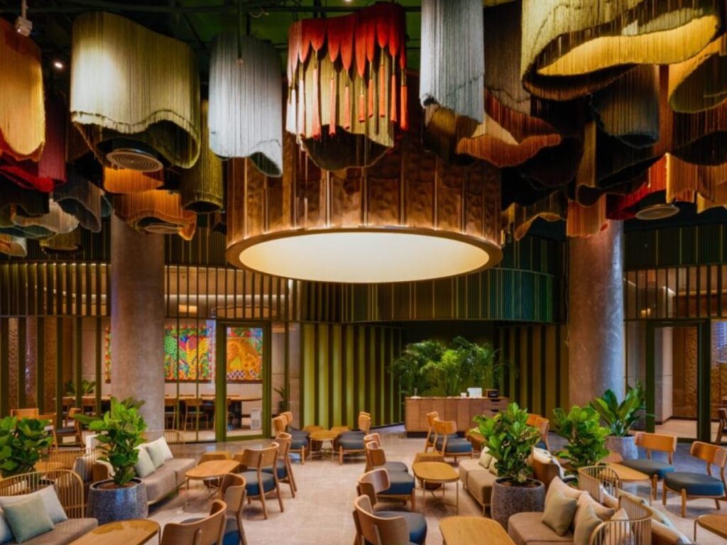 En Bangkok, Starbucks combina modernidad y sostenibilidad en su flagship más grande certificada como Greener Store. Foto/ stories.starbucks.com