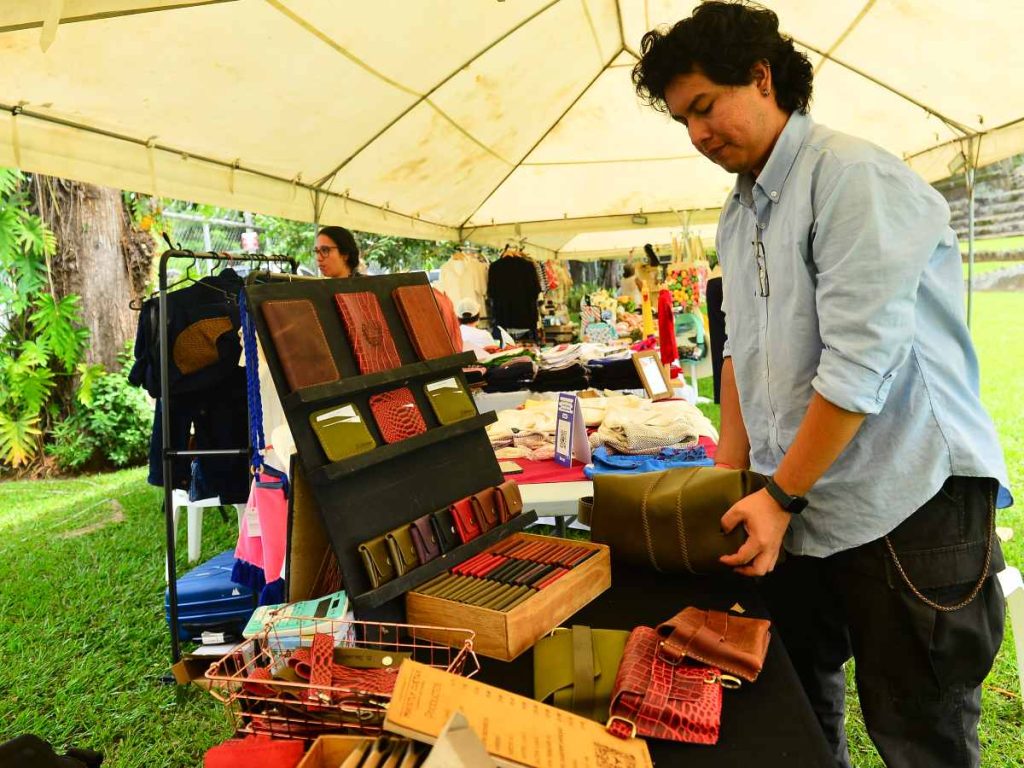 Diseños únicos en cuero genuino trabajados a mano en San Salvador. Marroquinería que refleja calidad, identidad y oficio artesanal.