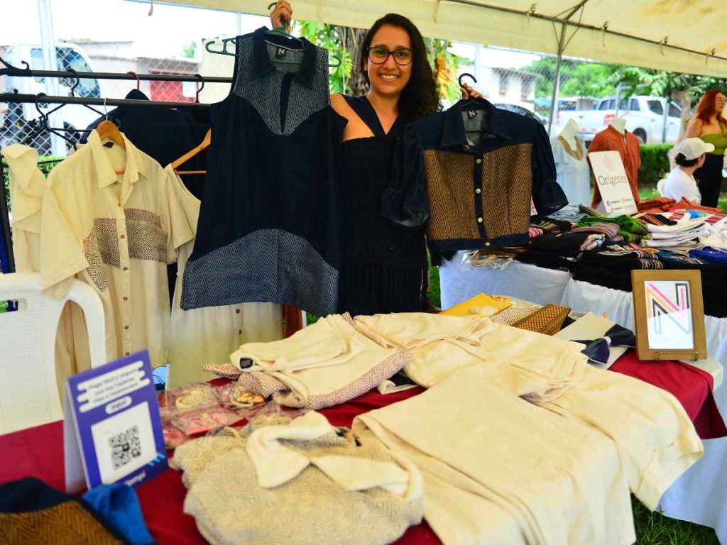 **Nina Cata**Ropa tejida en telar de palanca con algodón natural desde Sonsonate. Moda artesanal con estilo moderno y espíritu atemporal.