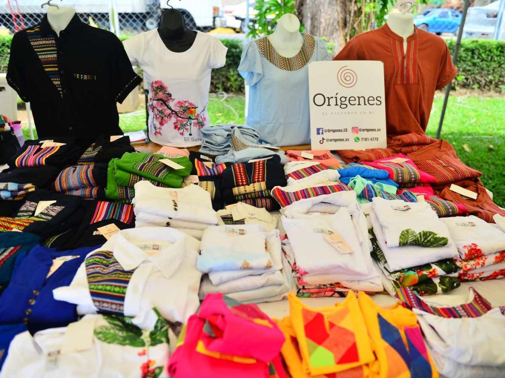 Orígenes: Vestimenta típica-moderna que cuenta historias de El Salvador. Diseños con textiles tradicionales y enfoque contemporáneo.