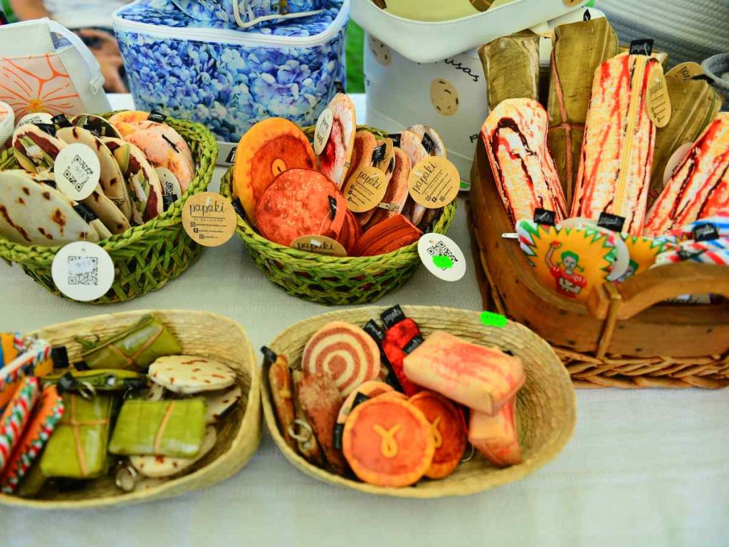 Accesorios que rinden homenaje a la cultura popular salvadoreña. Diseños icónicos hechos con conciencia ecológica y mucho color.