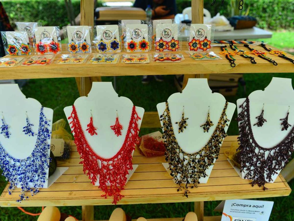 Sacbe: Arte huichol en cada puntada. Accesorios hechos a mano con mostacillas que celebran la tradición en formas contemporáneas.