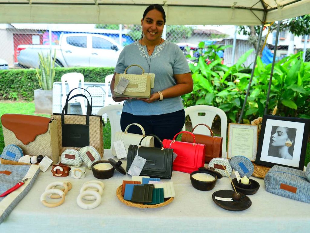 Victoria Saravia: Accesorios y piezas para el hogar hechas con fibras naturales y semicueros. Artesanía versátil con un toque moderno.