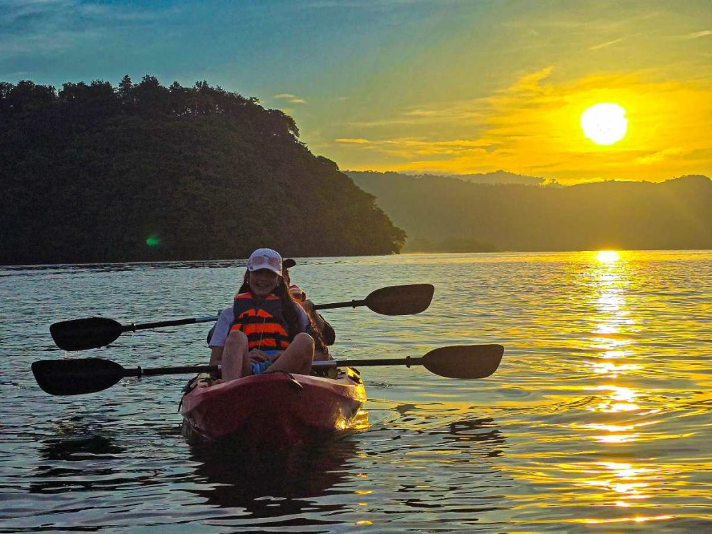 Amanecer en Kayak en el Lago de Ilopango