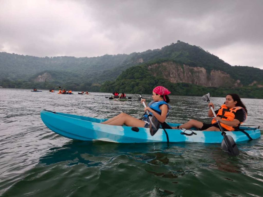 Amanecer en Kayak en el Lago de Ilopango