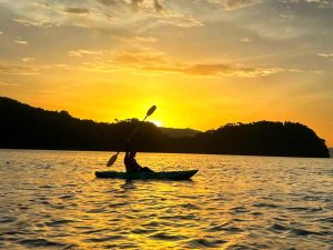 Amanecer en kayak sobre el lago de Ilopango, una experiencia que debés vivir