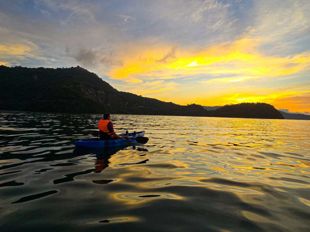 Amanecer en Kayak en el Lago de Ilopango