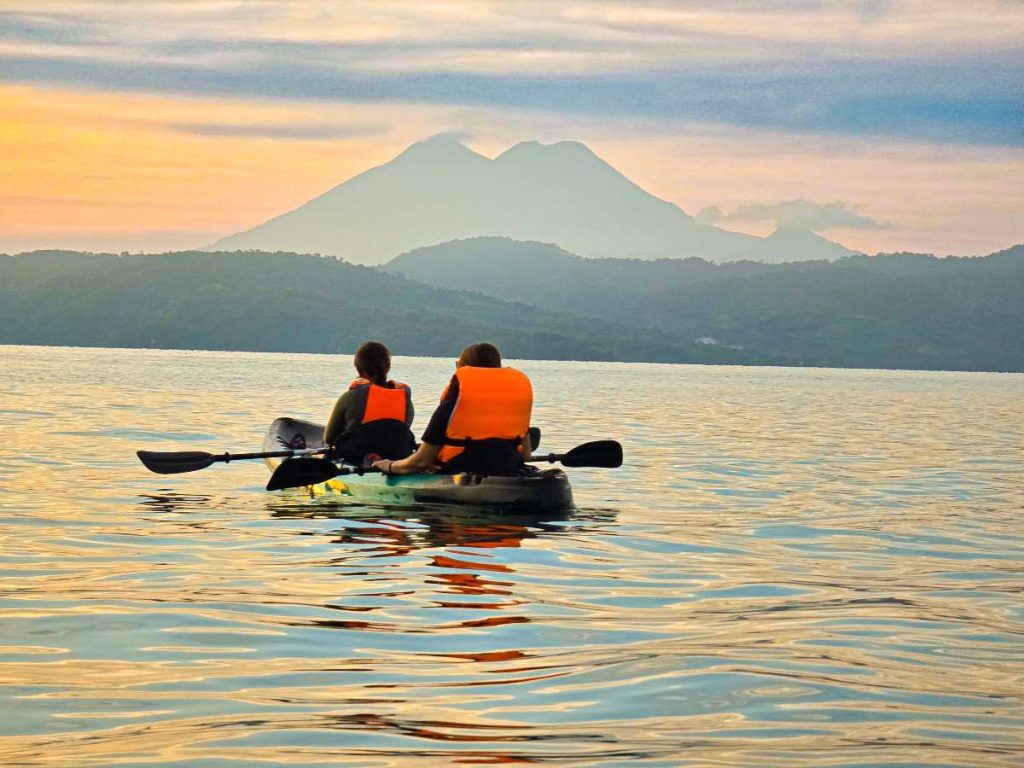 Amanecer en Kayak en el Lago de Ilopango