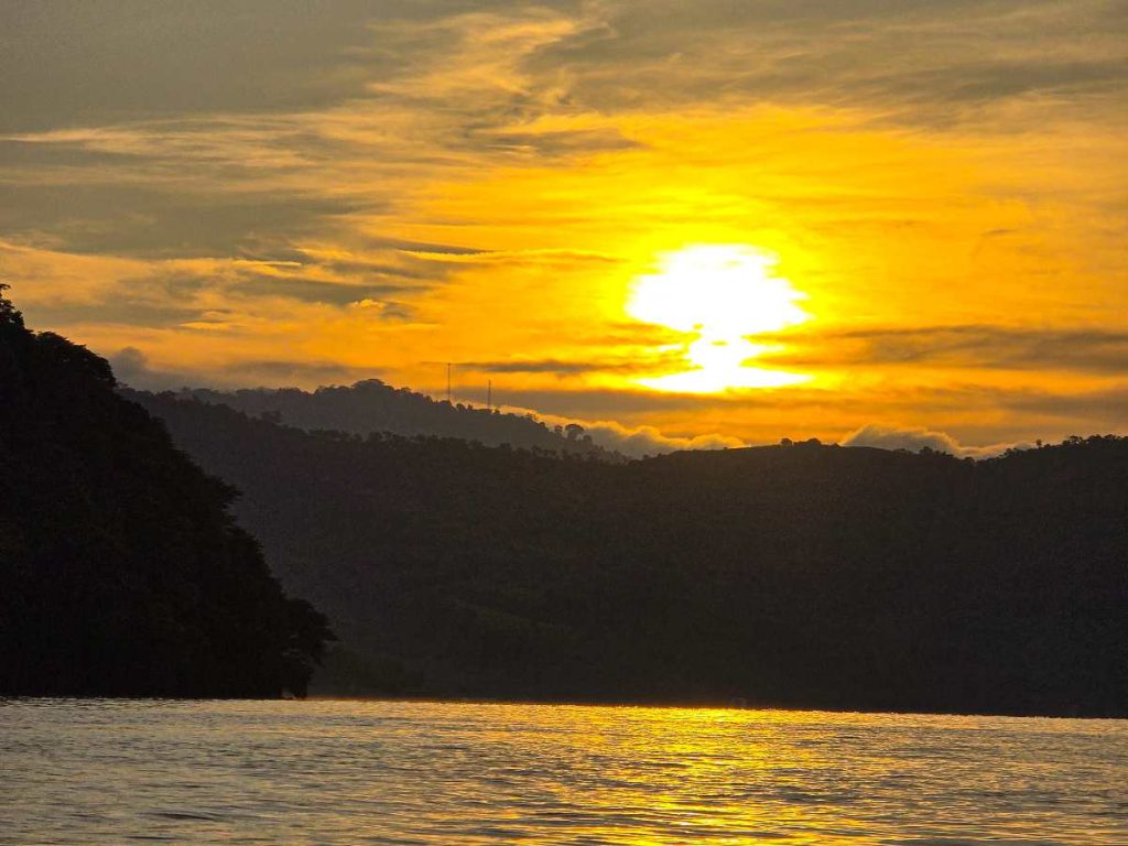Amanecer en Kayak en el Lago de Ilopango
