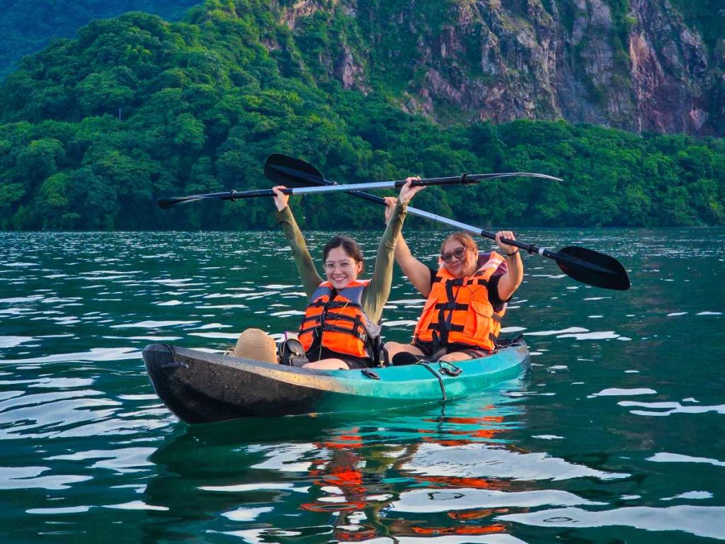 Amanecer en Kayak en el Lago de Ilopango