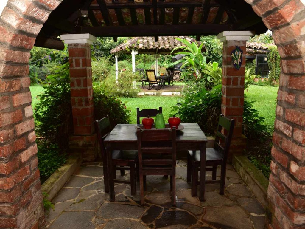 Despertar en Casa Degraciela es vivir el centro de Ataco con elegancia, sabor local y atención personalizada.