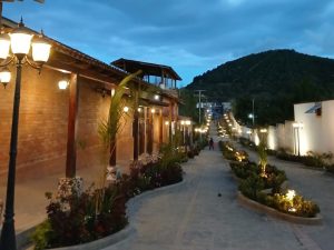 La magia de Apaneca al atardecer: calles renovadas, luz cálida y un entorno que invita a recorrer la Ruta de las Flores con nuevos ojos.