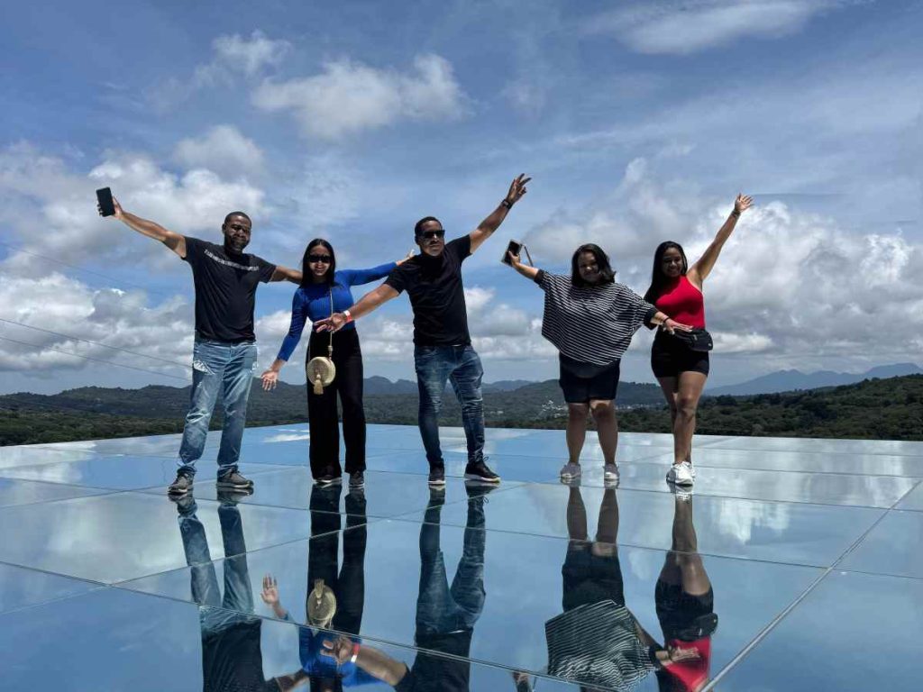 El Sky Mirror de Café Albania ofrece una experiencia visual única: reflejos perfectos, cielos infinitos y momentos inolvidables sobre las montañas de Apaneca.