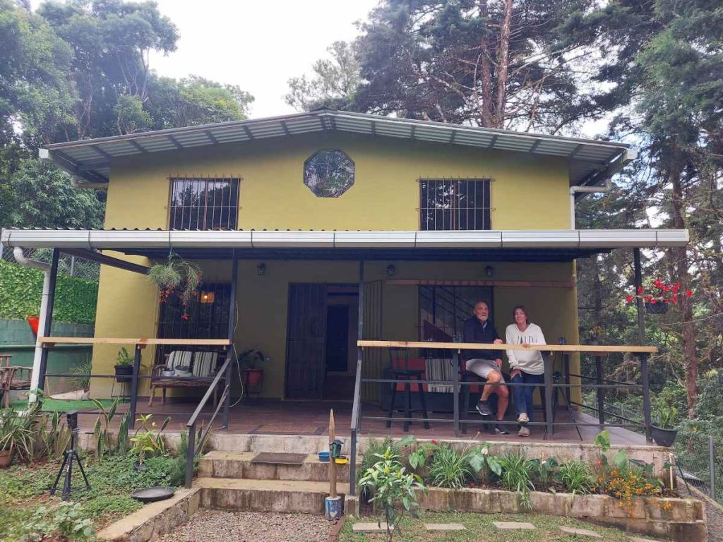 Casa Colibrí Apaneca, un refugio acogedor entre bosques y aves, ideal para descansar, reconectar con la naturaleza y disfrutar de una estadía inolvidable.