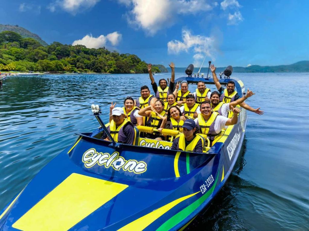 Montaña Rusa acuatica Lago de Ilopango