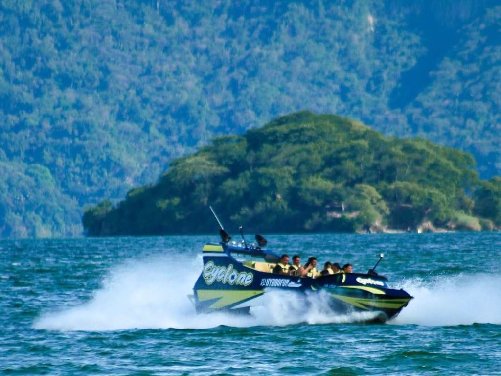 Montaña Rusa acuatica Lago de Ilopango