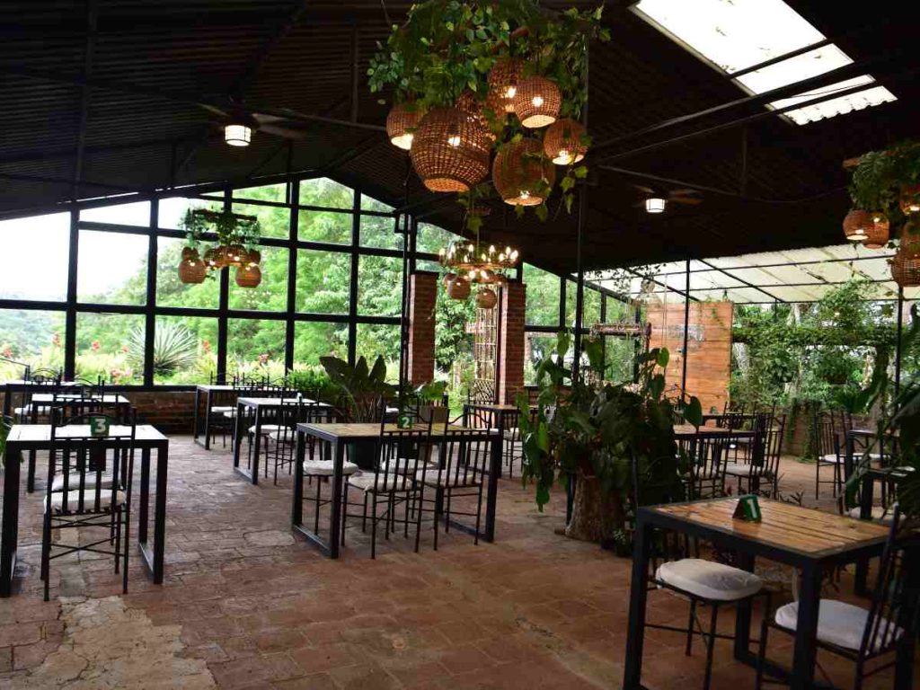 El restaurante de Buena Vista Gardens ofrece comida típica en un ambiente acogedor, rodeado de verde y con vista espectacular a la montaña.