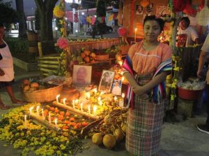 Altares iluminados con velas y frutas típicas llenan las calles de Nahuizalco cada 1 de noviembre para honrar a los seres queridos que partieron.