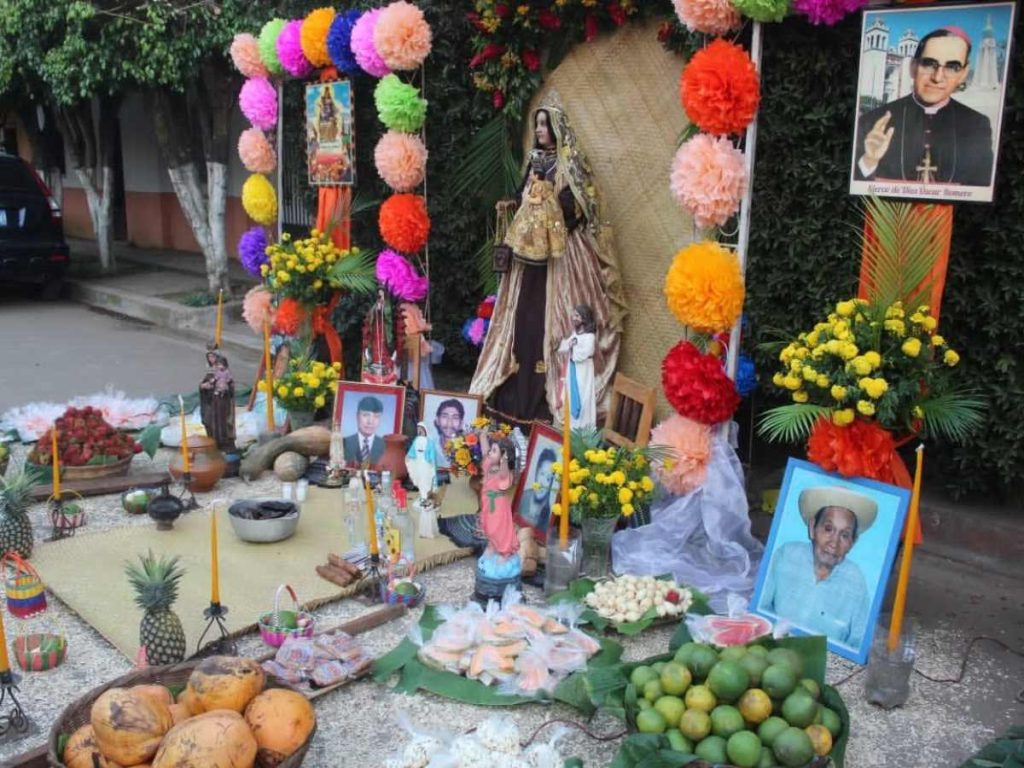 Tayuyos, tamales, chicha y dulce de ayote son algunas de las delicias que las familias comparten en honor a sus difuntos durante esta festividad.