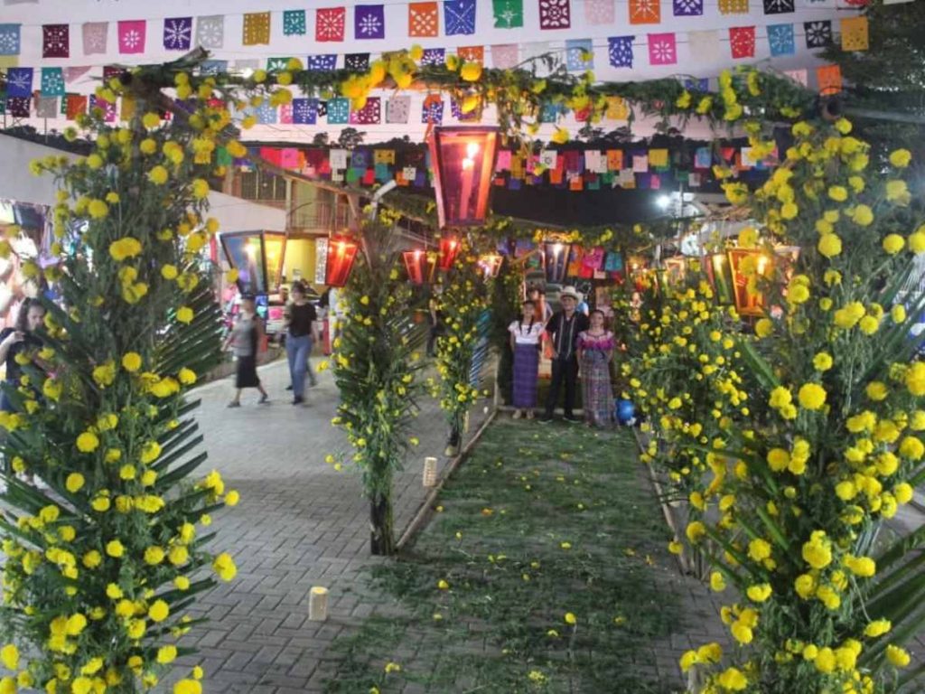 Niños y adultos caminan recitando: “¡Ángeles somos, del cielo venimos; pidiendo canchules para nuestro camino! Canchul tía”, en esta noche de memoria y tradición.