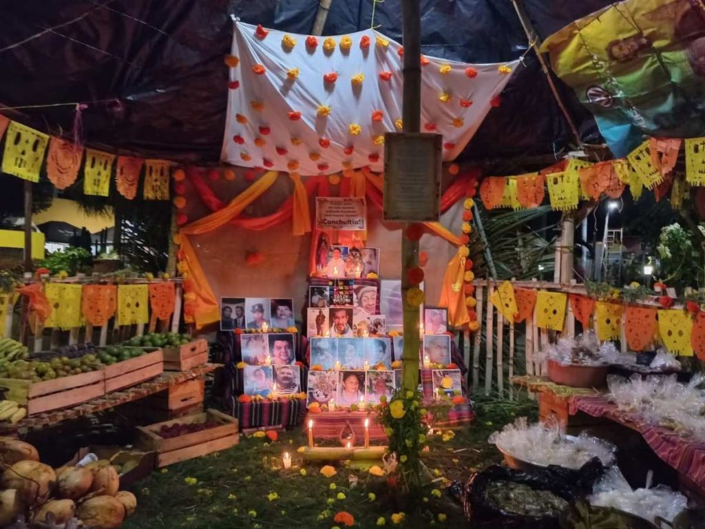 Cada altar cuenta una historia personal: una comida favorita, una fotografía, un objeto querido. Así Nahuizalco celebra la vida a través del recuerdo.