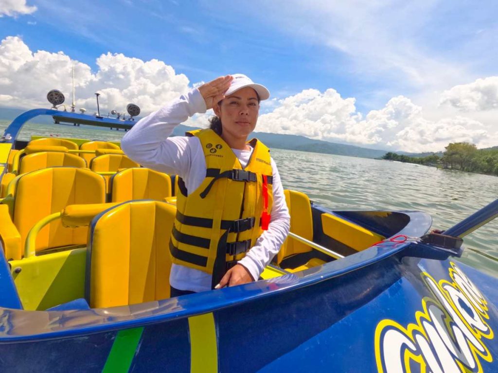 azmín Andrade, la salvadoreña que hace historia en la navegación extrema