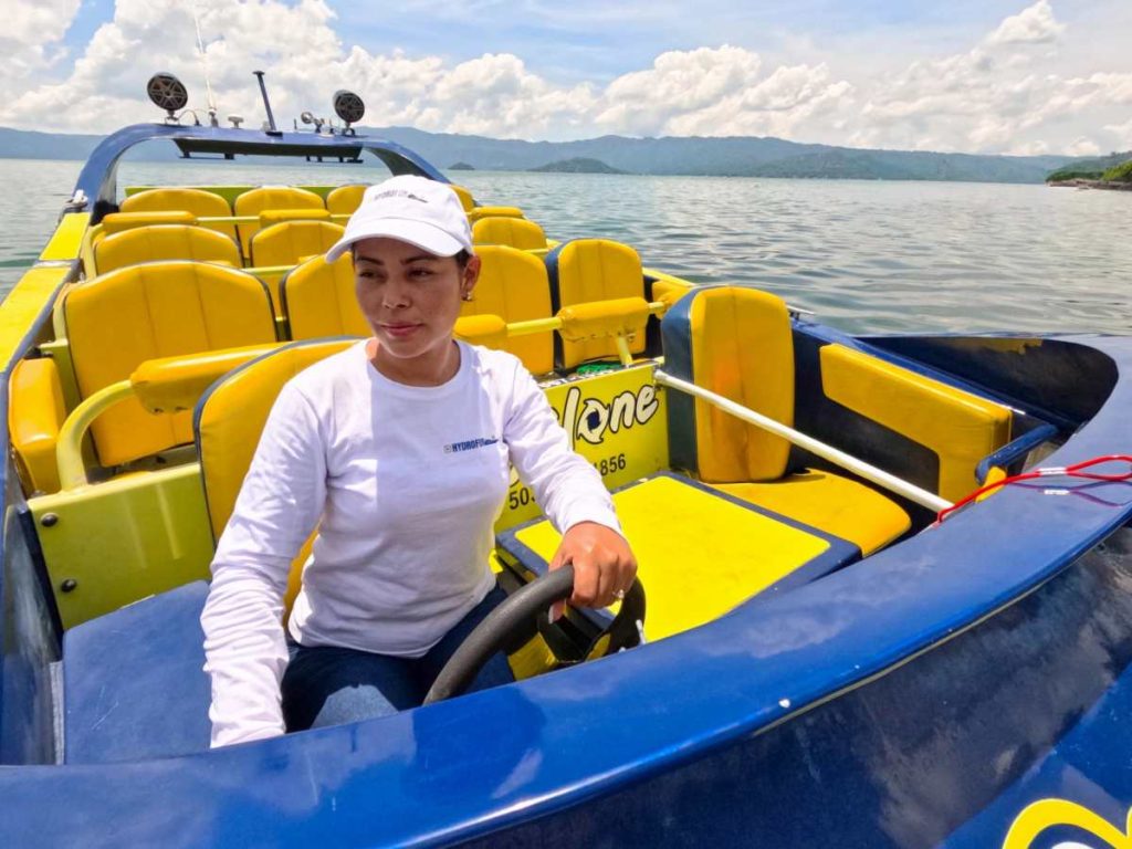 azmín Andrade, la salvadoreña que hace historia en la navegación extrema