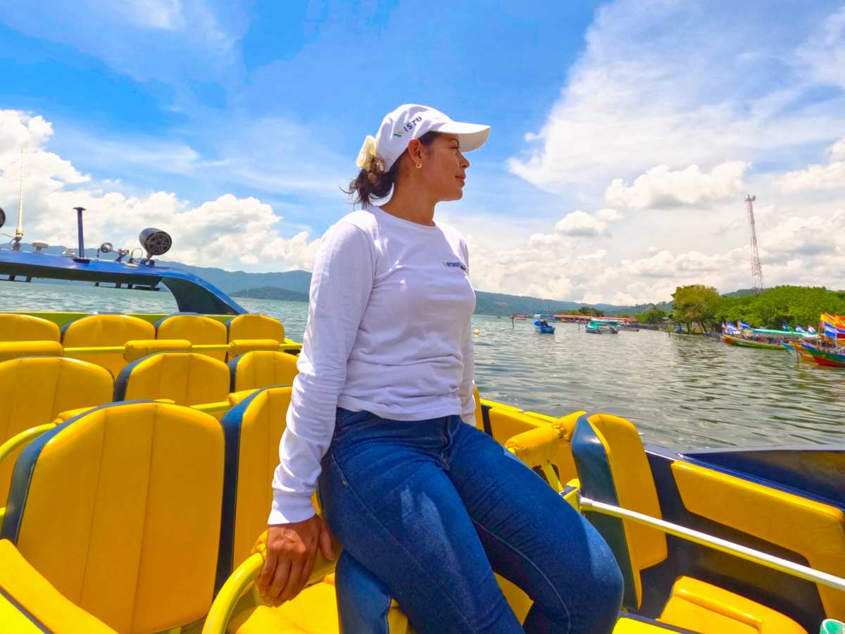 azmín Andrade, la salvadoreña que hace historia en la navegación extrema