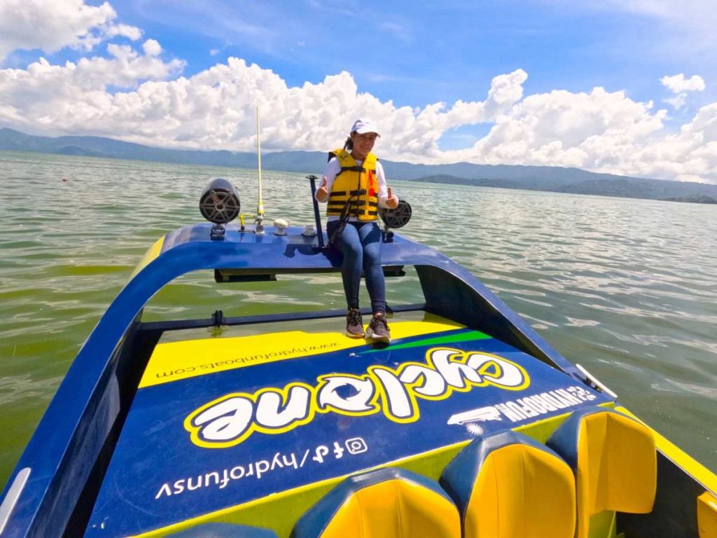 Jazmín Andrade, la salvadoreña que hace historia en la navegación extrema