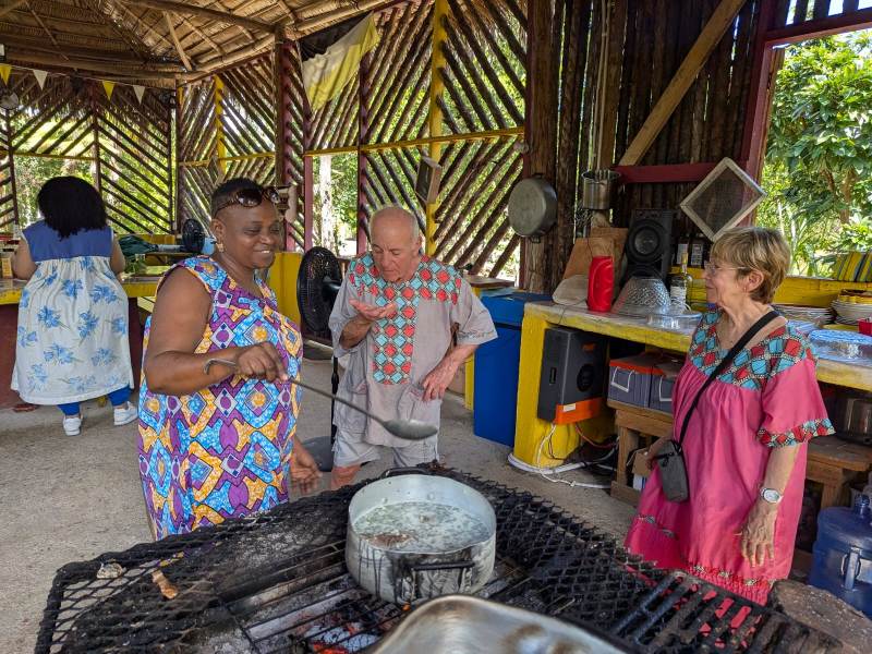 Un grupo de extranjeros participa en una experiencia culinaria en El Salvador. / Foto cortesía Expedition Maya