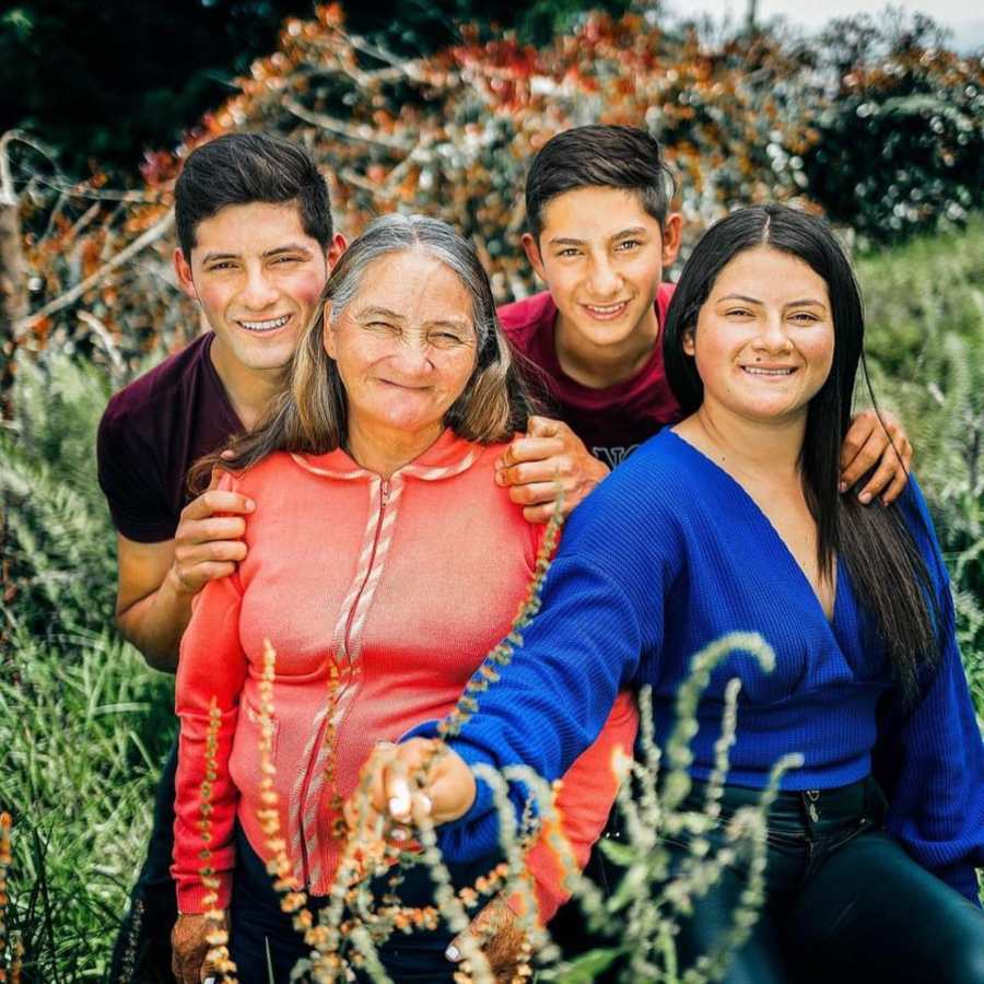 Los Escachaitos preparan pupusas