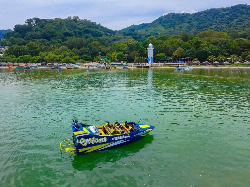 Montaña Rusa acuatica Lago de Ilopango