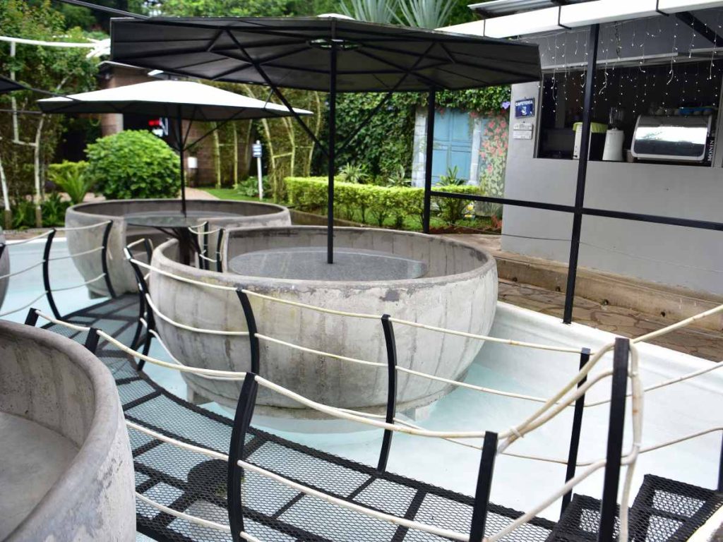 Las mesas dentro de la piscina iluminada en Monte Berat crean un ambiente mágico para disfrutar una cena inolvidable en Ataco.