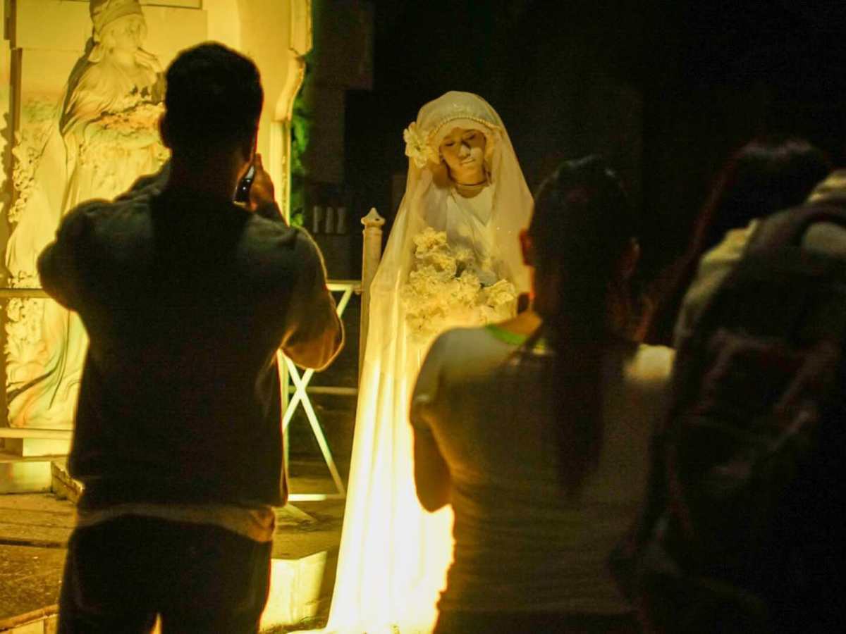 Visitantes recorren senderos del Cementerio La Bermeja durante la conmemoración del 2 de noviembre. / Foto archivo.