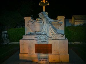 Necroturismo en cementeruo los ilustres