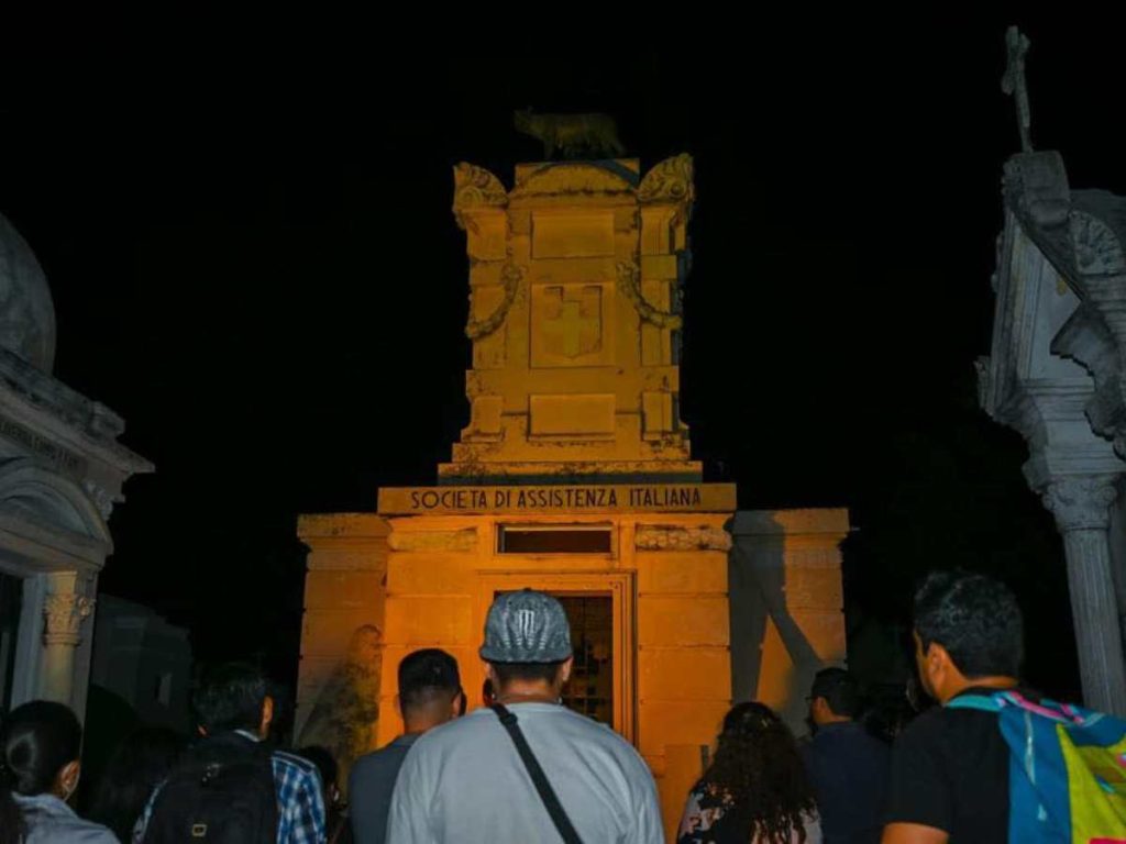 Necroturismo en cementeruo los ilustres