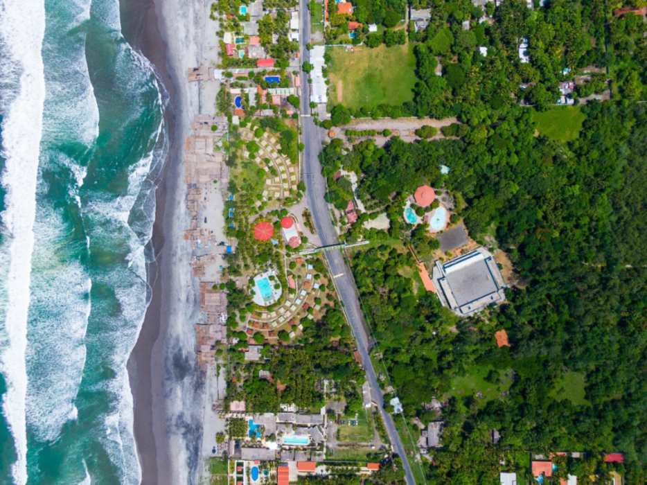 Visitantes disfrutan del atardecer en las playas de Surf City, uno de los destinos más populares del país.
