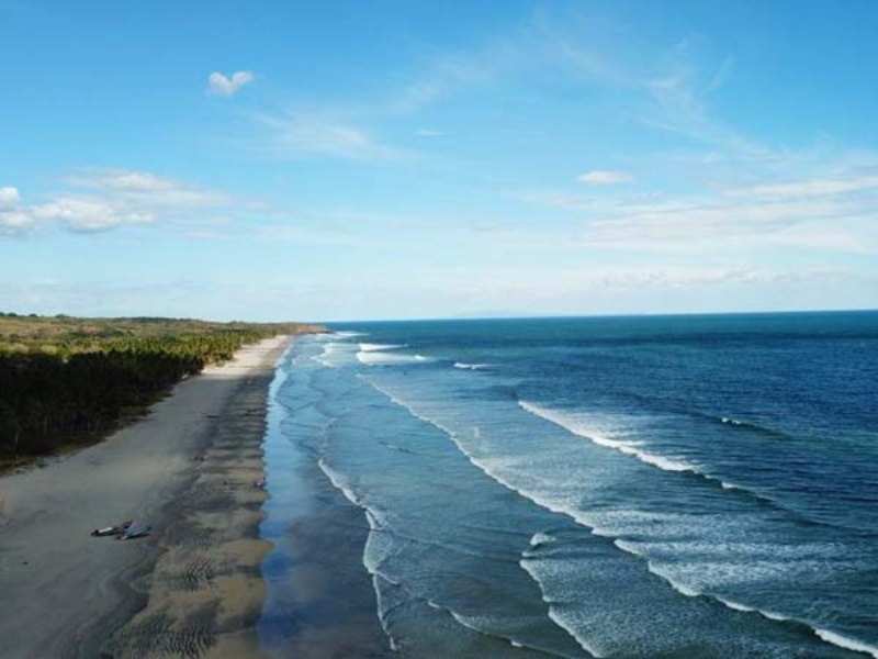 Emprendedoras locales participan en iniciativas de turismo regenerativo que integran cultura, naturaleza y sostenibilidad en destinos rurales de El Salvador.