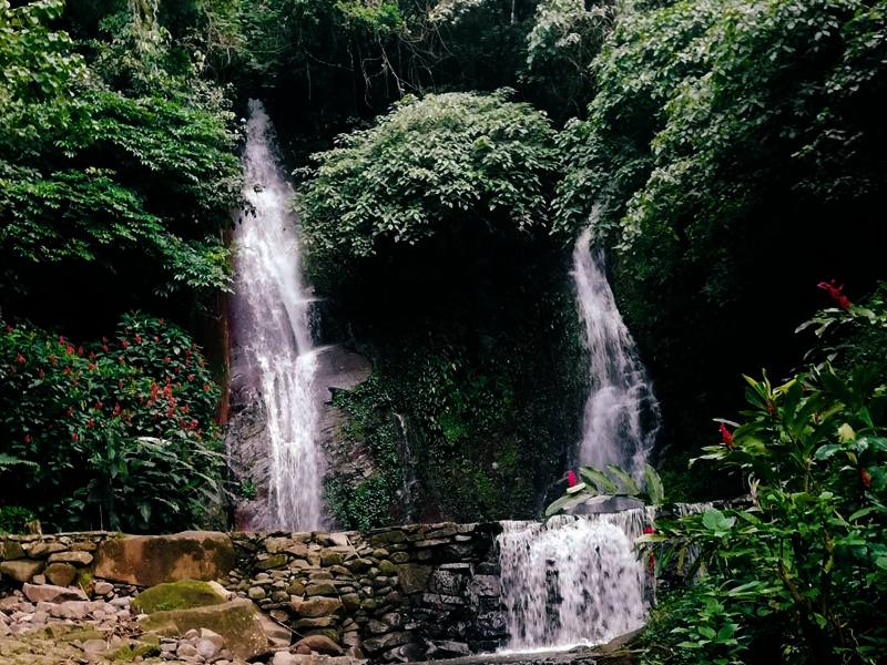 Las pozas que se forman al pie de las cascadas son perfectas para un baño refrescante, tanto para adultos como para niños.