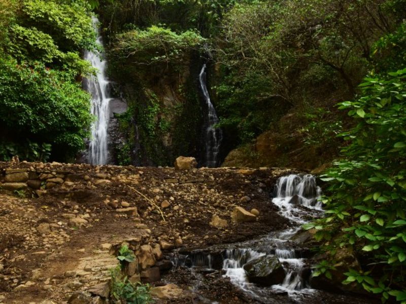 Desde lo alto, las cascadas ofrecen una vista espectacular del entorno montañoso que las rodea.