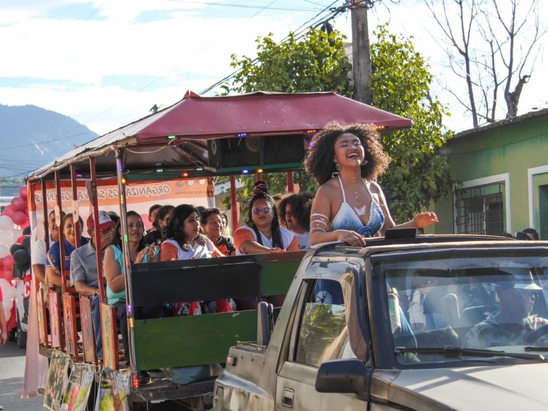 La lechona tradicional es uno de los grandes atractivos del festival, preparada por manos locales.