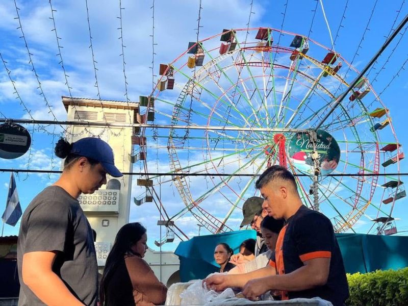 La tradicional lechona afroatiquizayense es el platillo central del festival, preparado al estilo comunitario.